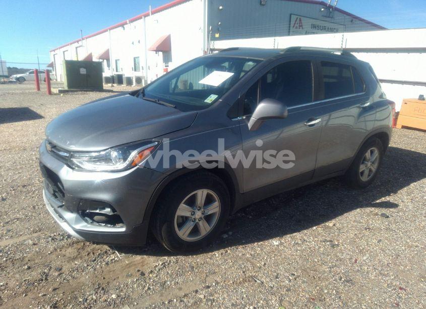 Photo 2 of 2020 Chevrolet Trax FWD LT (VIN 3GNCJLSB0LL236298)