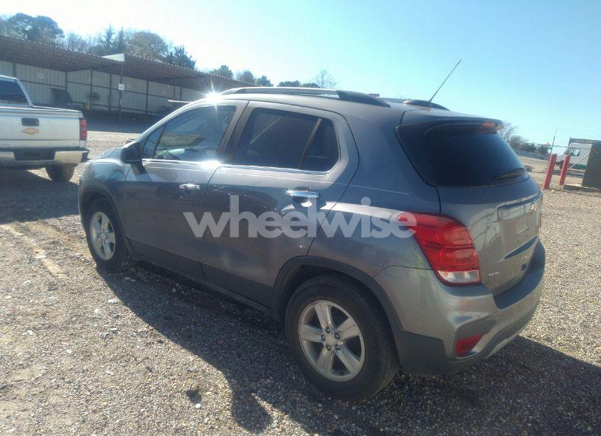 Photo 3 of 2020 Chevrolet Trax FWD LT (VIN 3GNCJLSB0LL236298)