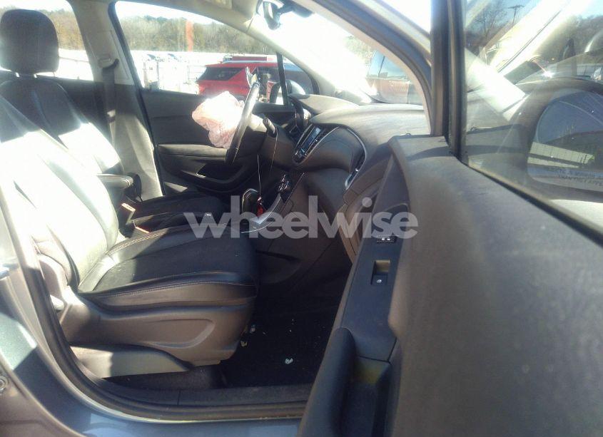 Photo 5 of 2020 Chevrolet Trax FWD LT (VIN 3GNCJLSB0LL236298)