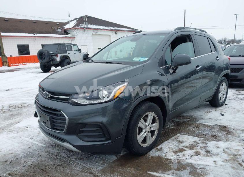 Photo 2 of 2020 Chevrolet Trax FWD LT (VIN 3GNCJLSB0LL271021)