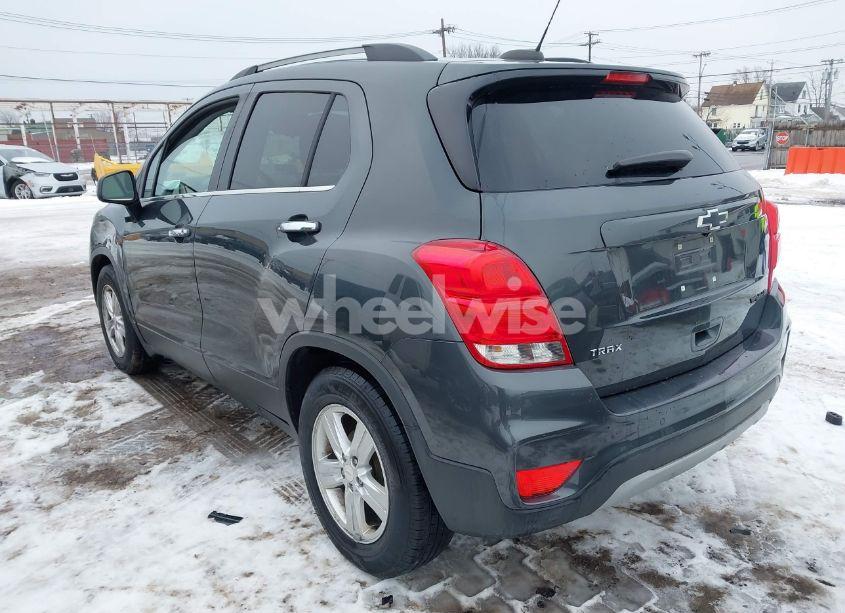 Photo 3 of 2020 Chevrolet Trax FWD LT (VIN 3GNCJLSB0LL271021)