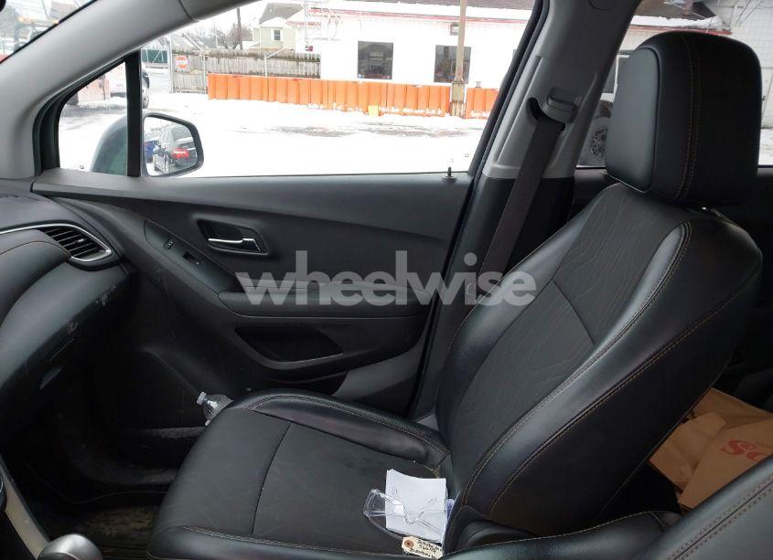 Photo 5 of 2020 Chevrolet Trax FWD LT (VIN 3GNCJLSB0LL271021)