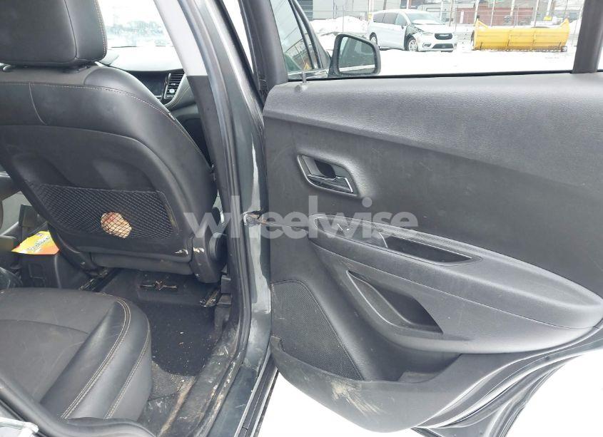 Photo 8 of 2020 Chevrolet Trax FWD LT (VIN 3GNCJLSB0LL271021)