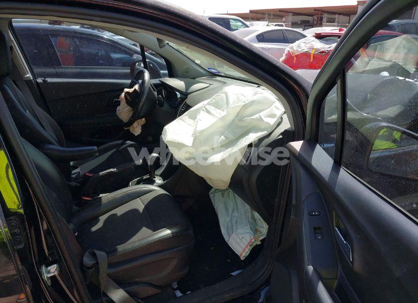 Photo 5 of 2020 Chevrolet Trax FWD LT (VIN 3GNCJLSB0LL316958)