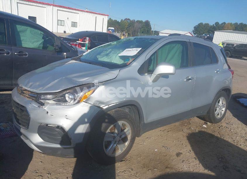 Photo 2 of 2020 Chevrolet Trax FWD LT (VIN 3GNCJLSB0LL318046)