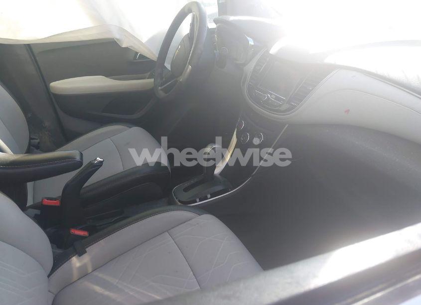 Photo 5 of 2020 Chevrolet Trax FWD LT (VIN 3GNCJLSB0LL318046)