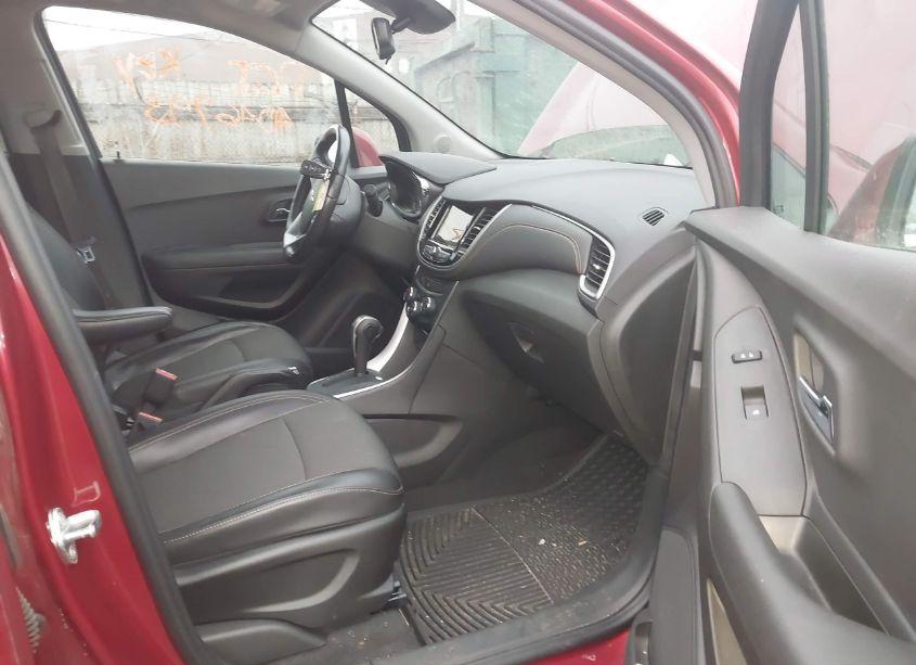 Photo 5 of 2019 Chevrolet Trax LT (VIN 3GNCJLSB1KL289574)