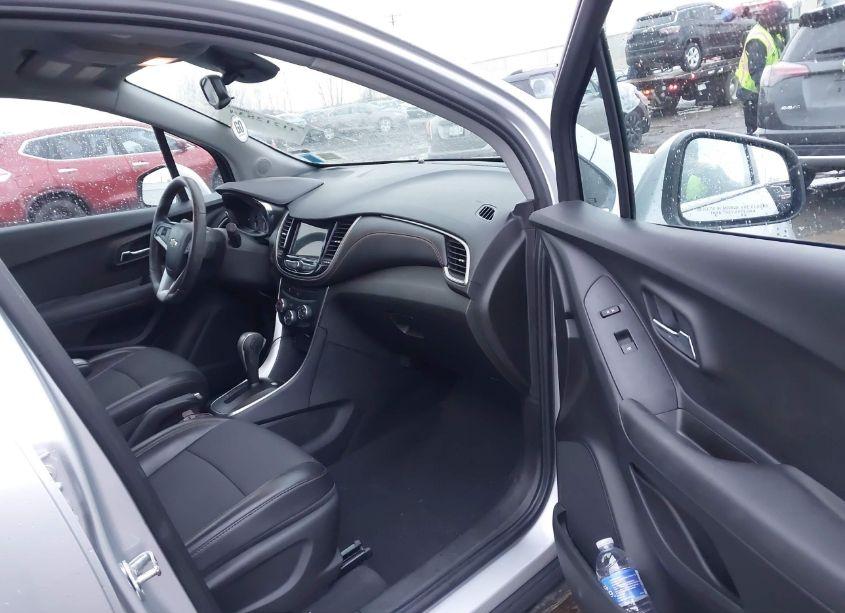 Photo 5 of 2019 Chevrolet Trax LT (VIN 3GNCJLSB1KL383244)