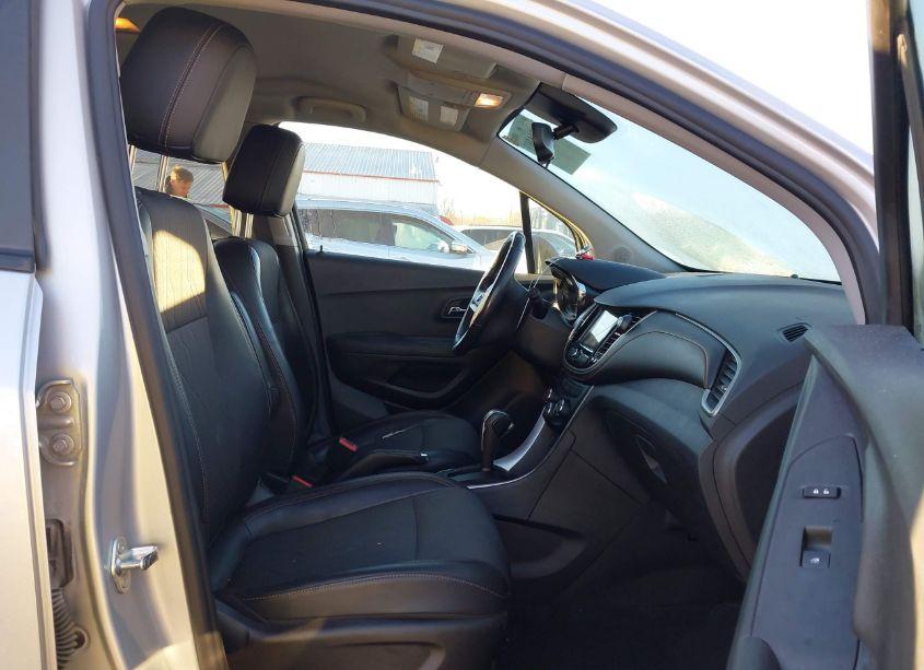 Photo 5 of 2019 Chevrolet Trax LT (VIN 3GNCJLSB1KL398648)