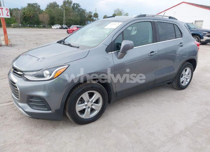 Photo 2 of 2020 Chevrolet Trax FWD LT (VIN 3GNCJLSB1LL276308)