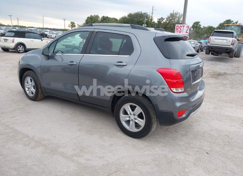 Photo 3 of 2020 Chevrolet Trax FWD LT (VIN 3GNCJLSB1LL276308)