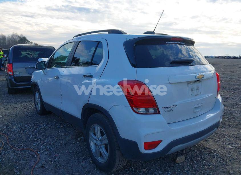 Photo 3 of 2020 Chevrolet Trax FWD LT (VIN 3GNCJLSB1LL316693)