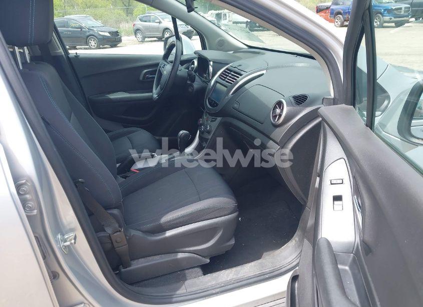 Photo 5 of 2016 Chevrolet Trax LT (VIN 3GNCJLSB2GL186316)