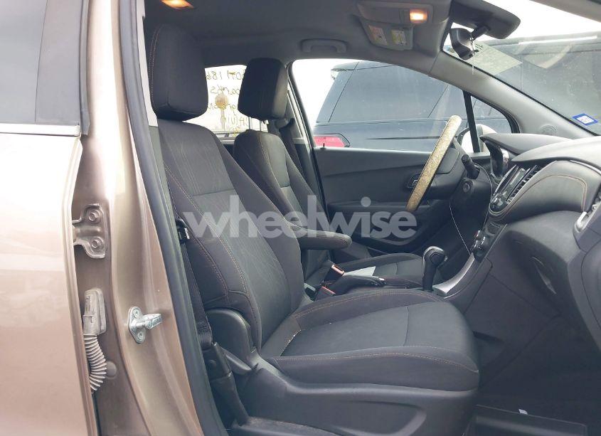 Photo 5 of 2018 Chevrolet Trax LT (VIN 3GNCJLSB2JL189899)