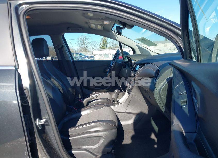 Photo 5 of 2018 Chevrolet Trax LT (VIN 3GNCJLSB2JL375927)