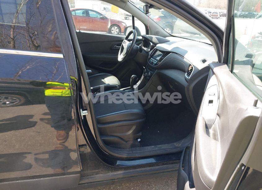 Photo 5 of 2019 Chevrolet Trax LT (VIN 3GNCJLSB2KL141661)