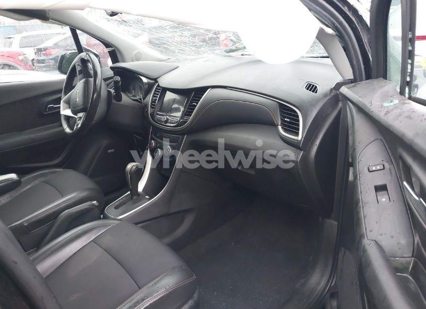 Photo 5 of 2019 Chevrolet Trax LT (VIN 3GNCJLSB2KL245454)