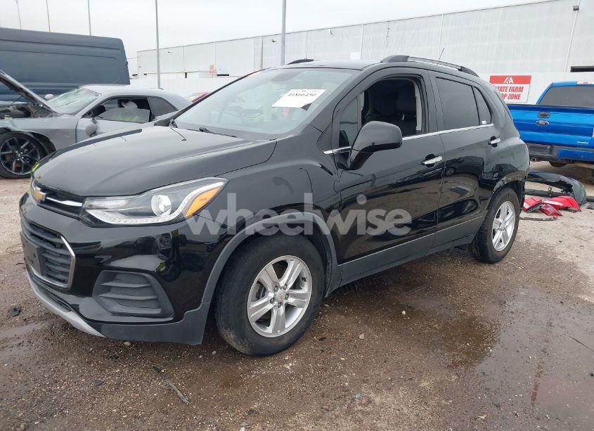 Photo 2 of 2020 Chevrolet Trax FWD LT (VIN 3GNCJLSB2LL136235)