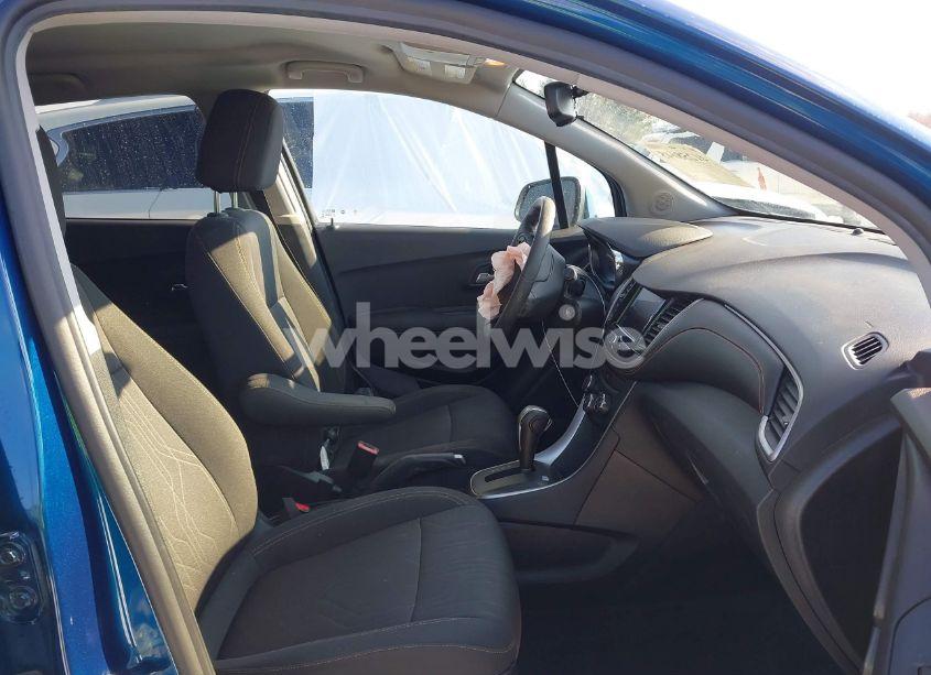 Photo 5 of 2020 Chevrolet Trax FWD LT (VIN 3GNCJLSB2LL169719)