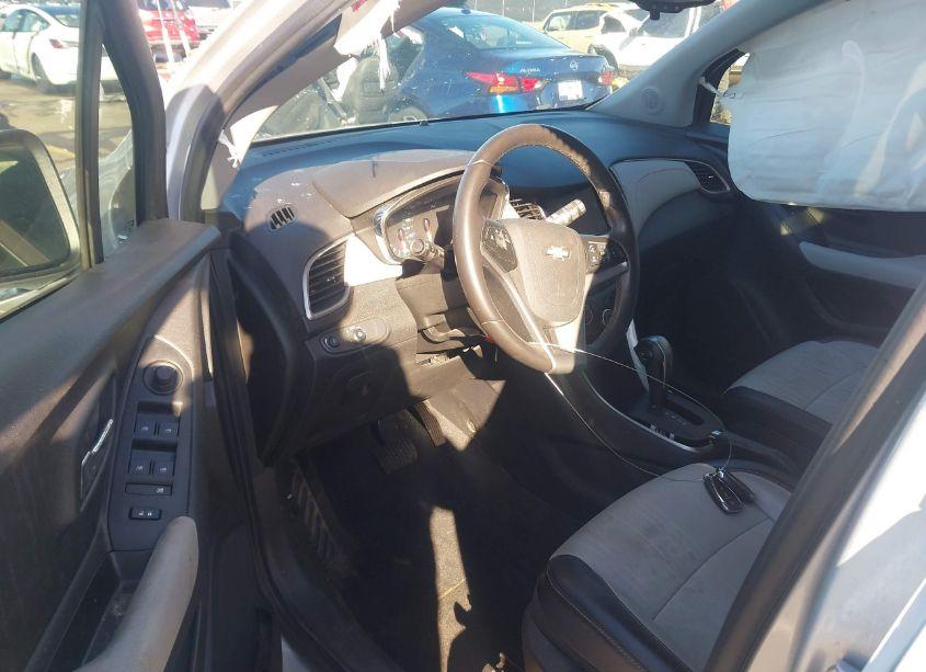 Photo 5 of 2020 Chevrolet Trax FWD LT (VIN 3GNCJLSB2LL202864)