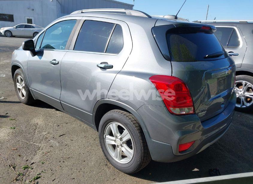Photo 3 of 2020 Chevrolet Trax FWD LT (VIN 3GNCJLSB2LL269660)