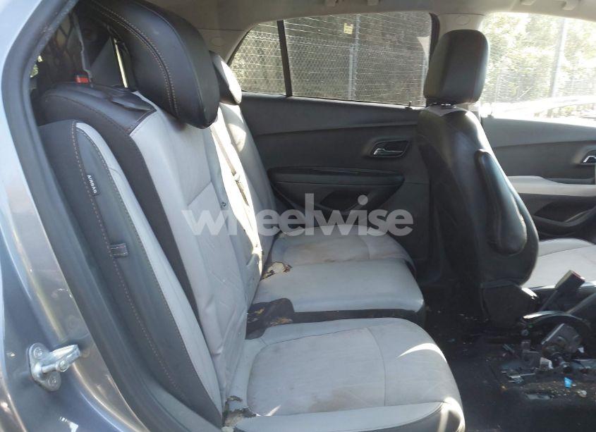 Photo 8 of 2020 Chevrolet Trax FWD LT (VIN 3GNCJLSB2LL269660)