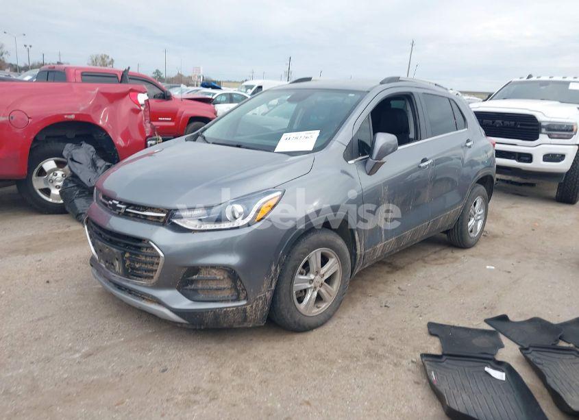 Photo 2 of 2020 Chevrolet Trax FWD LT (VIN 3GNCJLSB2LL282280)