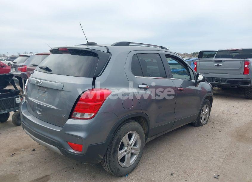 Photo 4 of 2020 Chevrolet Trax FWD LT (VIN 3GNCJLSB2LL282280)