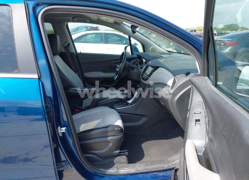 Photo 5 of 2020 Chevrolet Trax FWD LT (VIN 3GNCJLSB2LL308702)