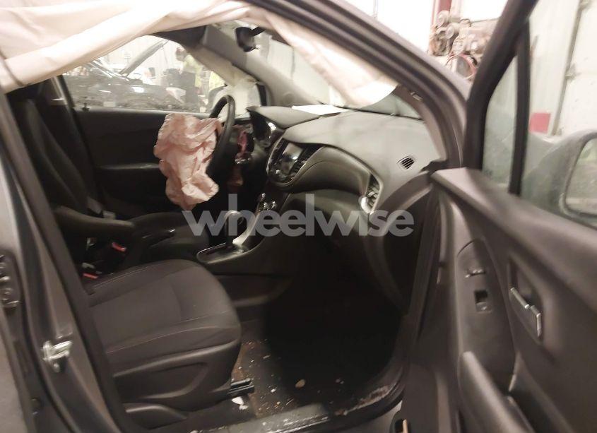 Photo 5 of 2020 Chevrolet Trax FWD LT (VIN 3GNCJLSB2LL319876)