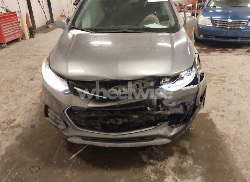 Photo 6 of 2020 Chevrolet Trax FWD LT (VIN 3GNCJLSB2LL319876)