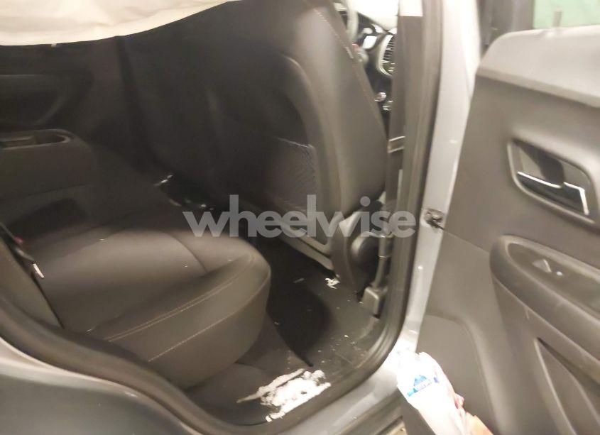 Photo 8 of 2020 Chevrolet Trax FWD LT (VIN 3GNCJLSB2LL319876)