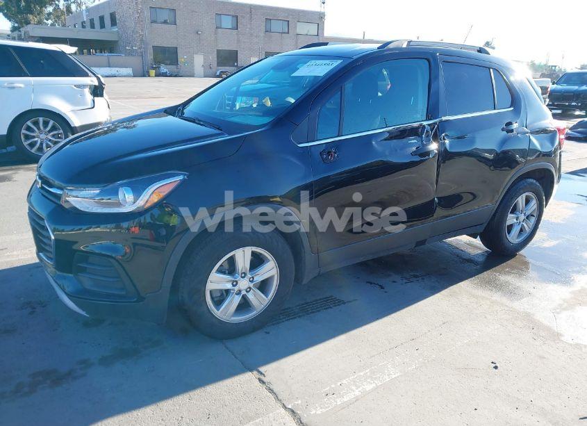 Photo 2 of 2020 Chevrolet Trax FWD LT (VIN 3GNCJLSB2LL334457)