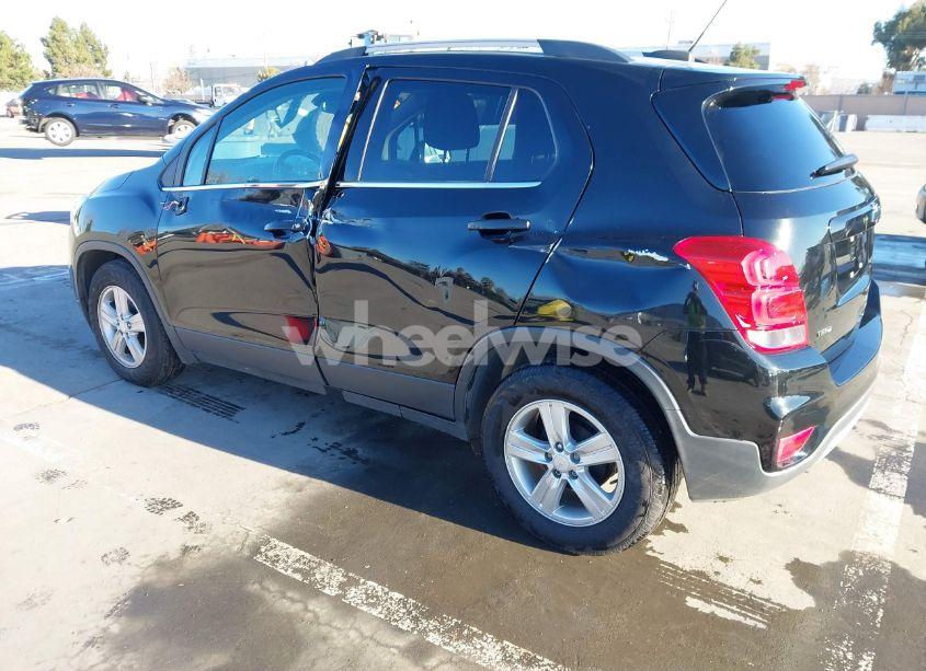 Photo 3 of 2020 Chevrolet Trax FWD LT (VIN 3GNCJLSB2LL334457)