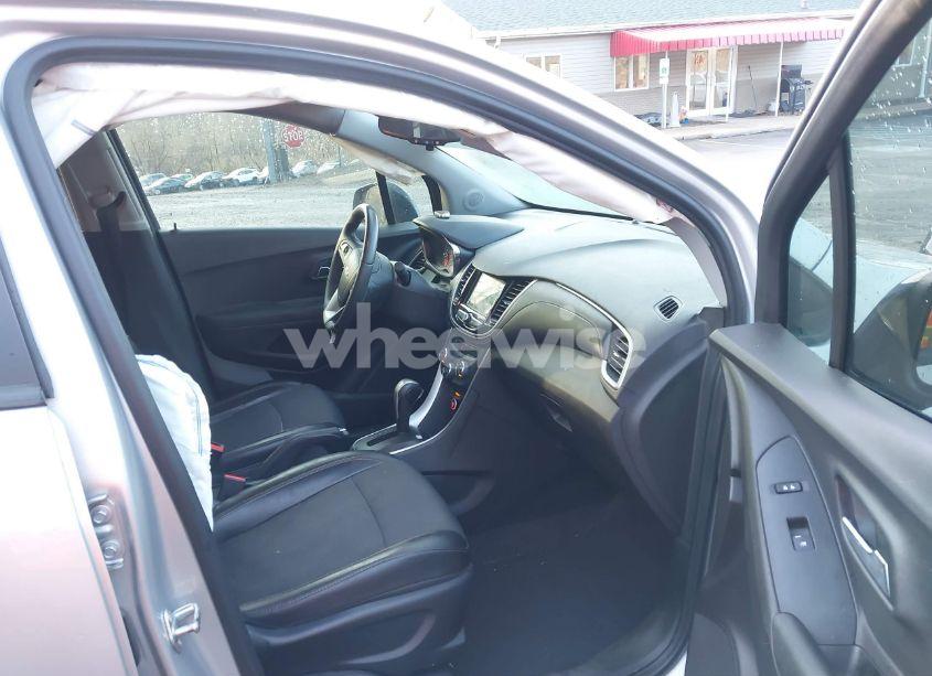 Photo 5 of 2018 Chevrolet Trax LT (VIN 3GNCJLSB3JL342354)