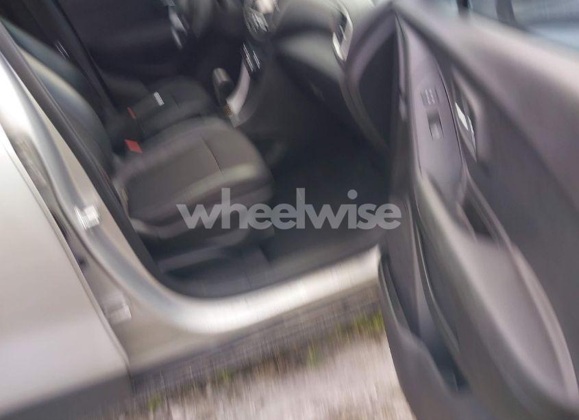 Photo 5 of 2019 Chevrolet Trax LT (VIN 3GNCJLSB3KL171820)