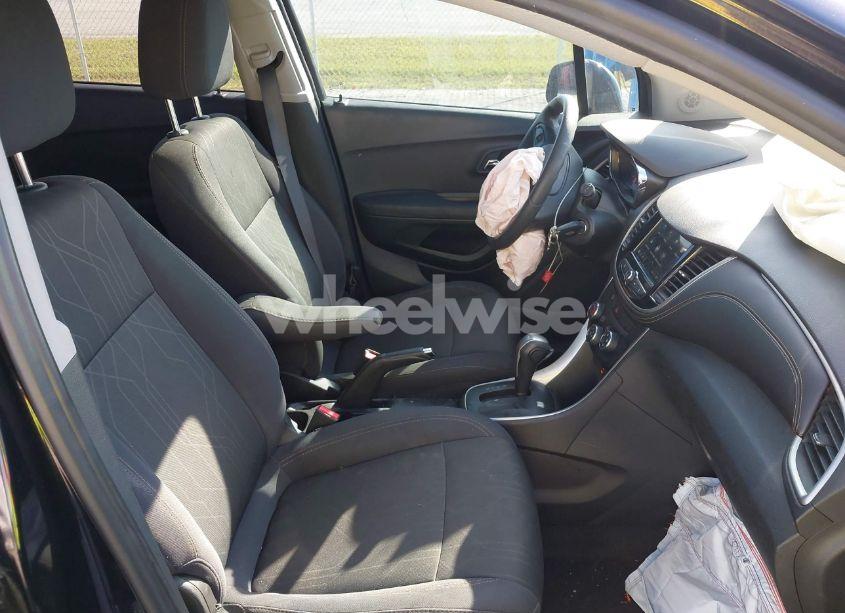 Photo 5 of 2019 Chevrolet Trax LT (VIN 3GNCJLSB3KL177729)