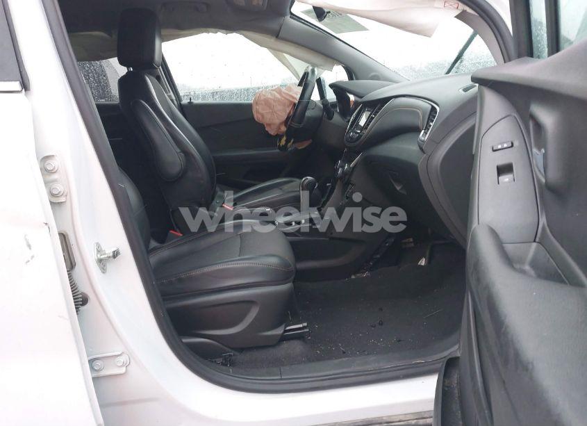 Photo 5 of 2019 Chevrolet Trax LT (VIN 3GNCJLSB3KL212561)