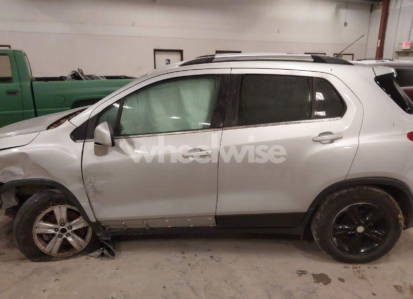 Photo 13 of 2019 Chevrolet Trax LT (VIN 3GNCJLSB3KL280097)