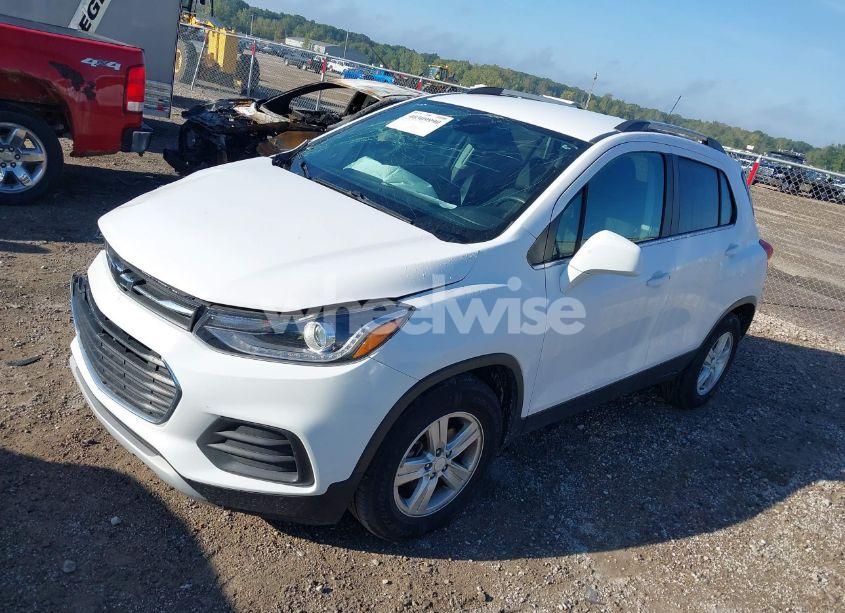 Photo 2 of 2020 Chevrolet Trax FWD LT (VIN 3GNCJLSB3LL142111)