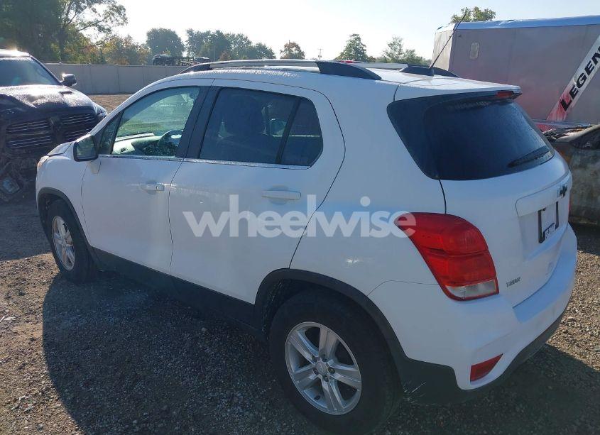 Photo 3 of 2020 Chevrolet Trax FWD LT (VIN 3GNCJLSB3LL142111)