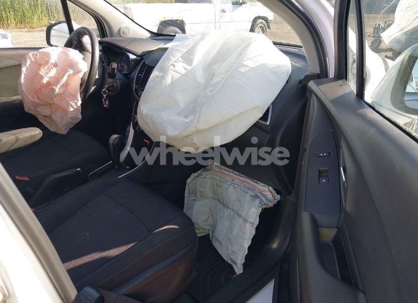 Photo 5 of 2020 Chevrolet Trax FWD LT (VIN 3GNCJLSB3LL142111)