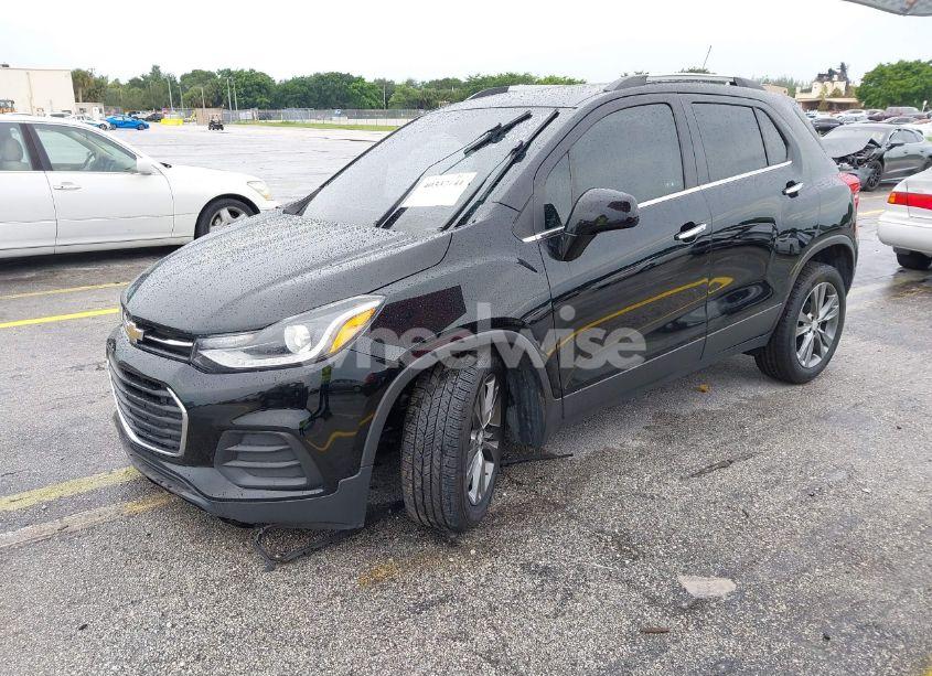 Photo 2 of 2020 Chevrolet Trax FWD LT (VIN 3GNCJLSB3LL281798)