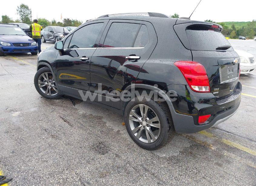 Photo 3 of 2020 Chevrolet Trax FWD LT (VIN 3GNCJLSB3LL281798)