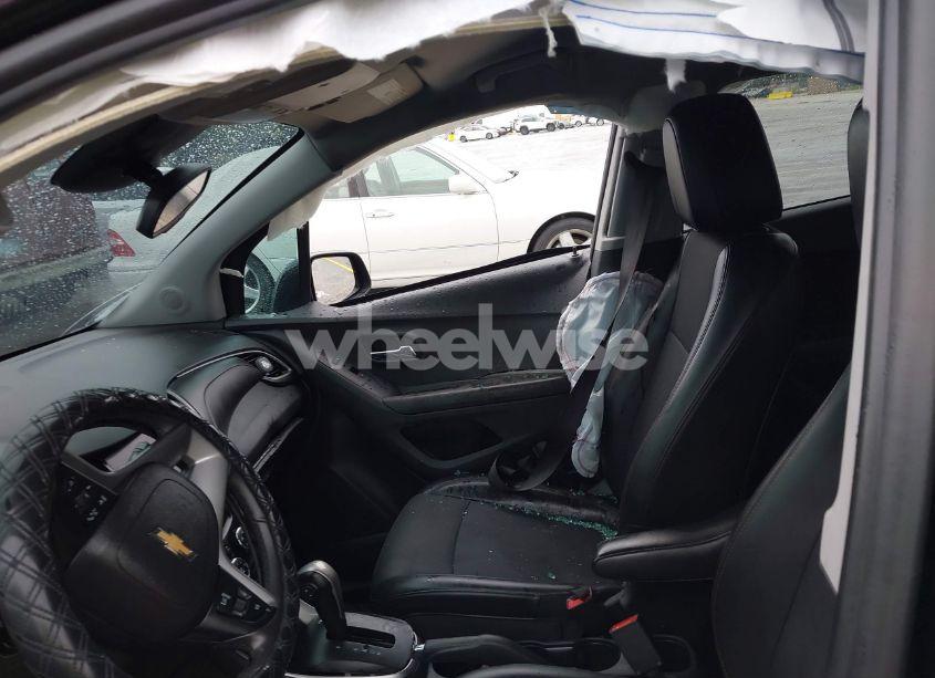 Photo 5 of 2020 Chevrolet Trax FWD LT (VIN 3GNCJLSB3LL281798)