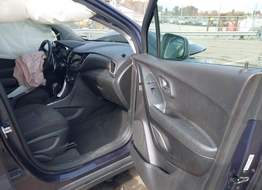 Photo 5 of 2018 Chevrolet Trax LT (VIN 3GNCJLSB4JL153924)