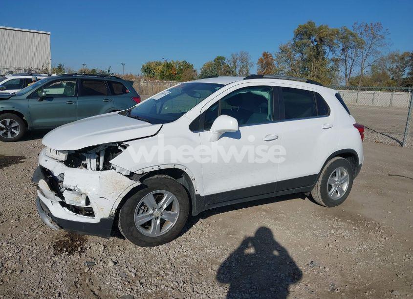 Photo 2 of 2020 Chevrolet Trax FWD LT (VIN 3GNCJLSB4LL205071)