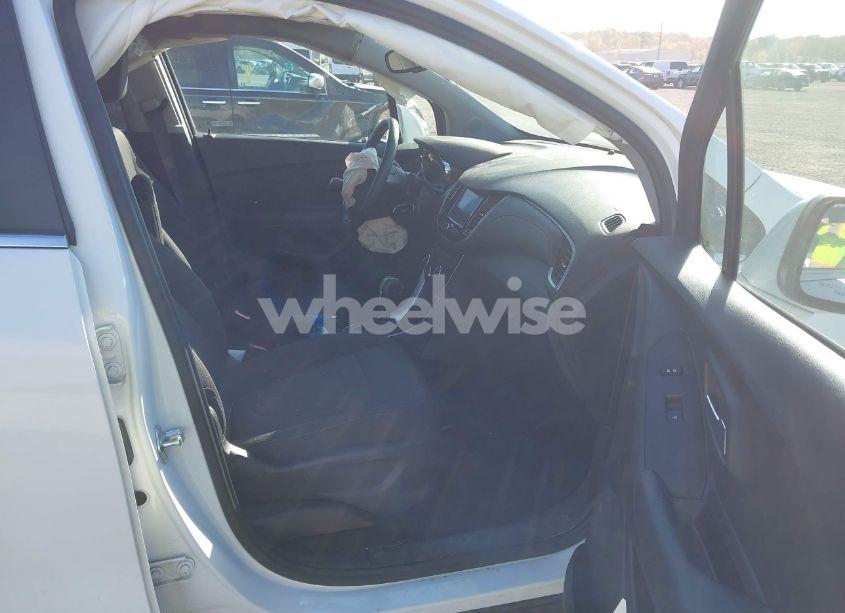 Photo 5 of 2020 Chevrolet Trax FWD LT (VIN 3GNCJLSB4LL205071)