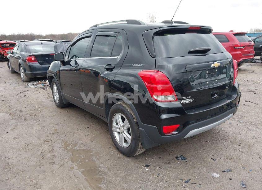 Photo 3 of 2020 Chevrolet Trax FWD LT (VIN 3GNCJLSB4LL226051)