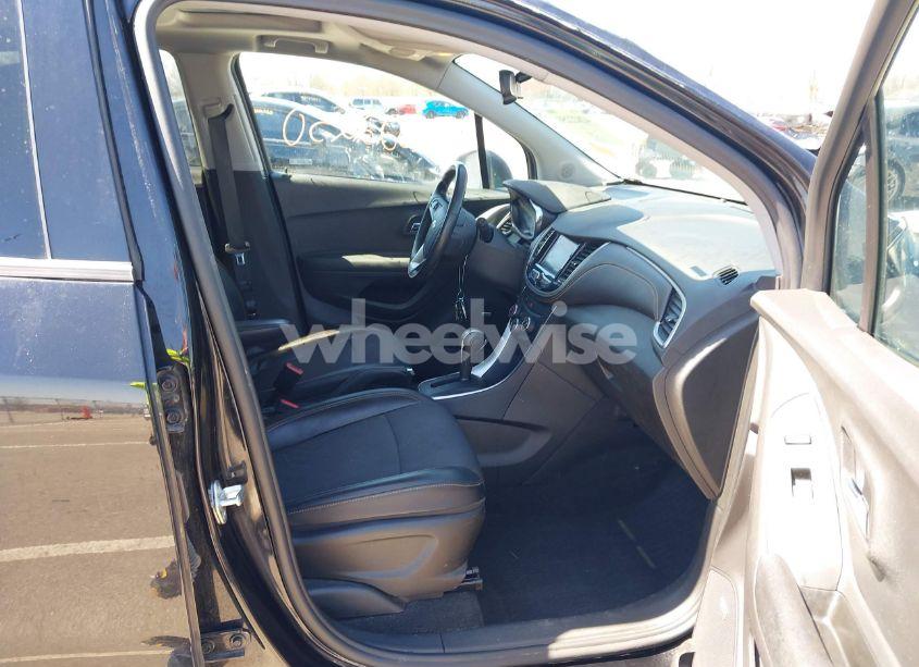 Photo 5 of 2020 Chevrolet Trax FWD LT (VIN 3GNCJLSB4LL319247)